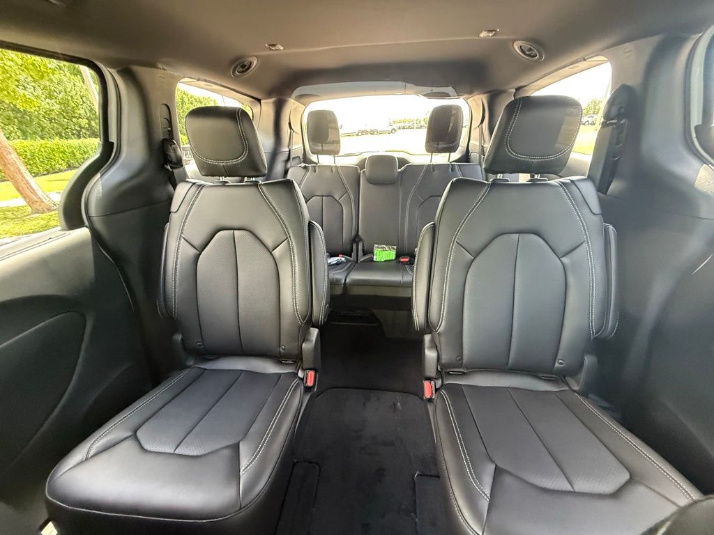2026 Chrysler Pacifica Select Image 14 of 36