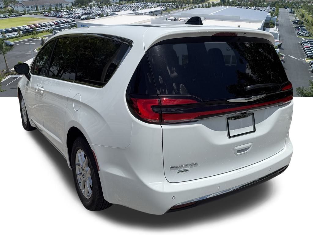 2026 Chrysler Pacifica Select Image 6 of 36