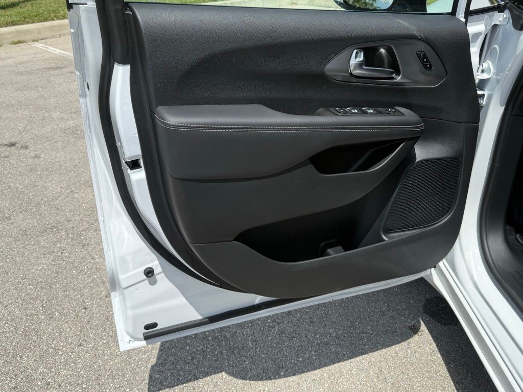 2026 Chrysler Pacifica Select Image 23 of 36