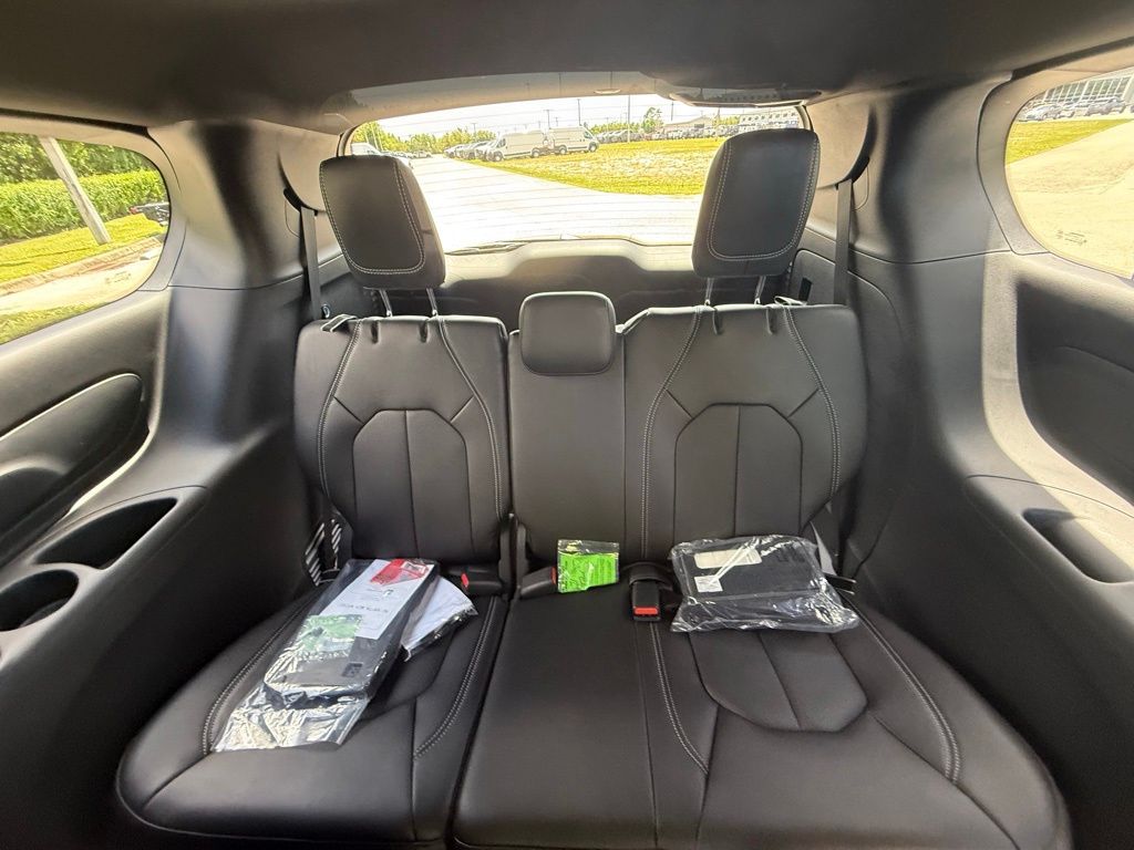 2026 Chrysler Pacifica Select Image 15 of 36