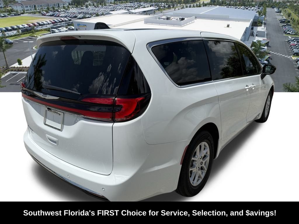 2026 Chrysler Pacifica Select Image 5 of 36