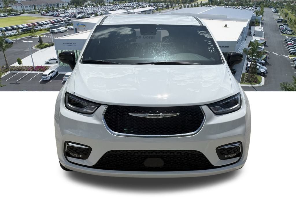 2026 Chrysler Pacifica Select Image 2 of 36