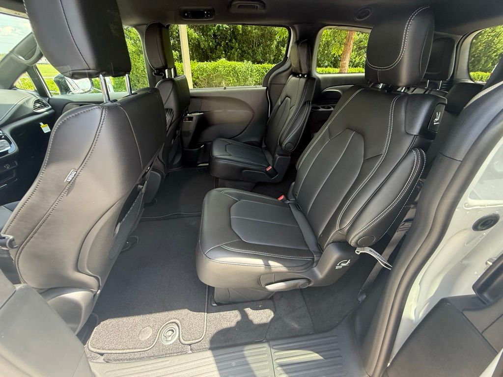 2026 Chrysler Pacifica Select Image 13 of 36