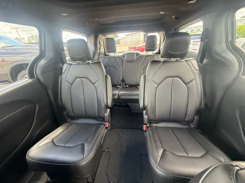2026 Chrysler Pacifica Select Image 13 of 35