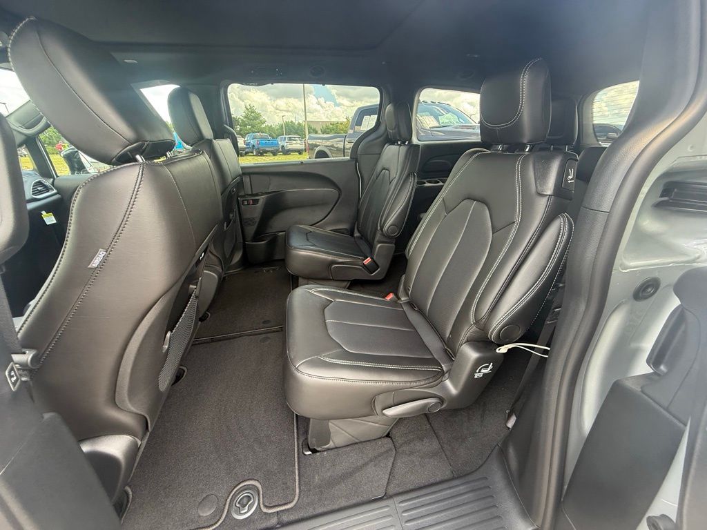 2026 Chrysler Pacifica Select Image 15 of 35