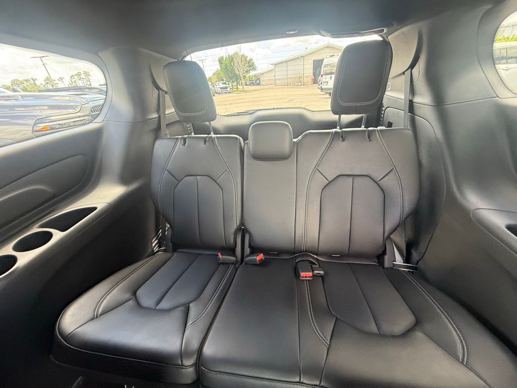 2026 Chrysler Pacifica Select Image 12 of 35