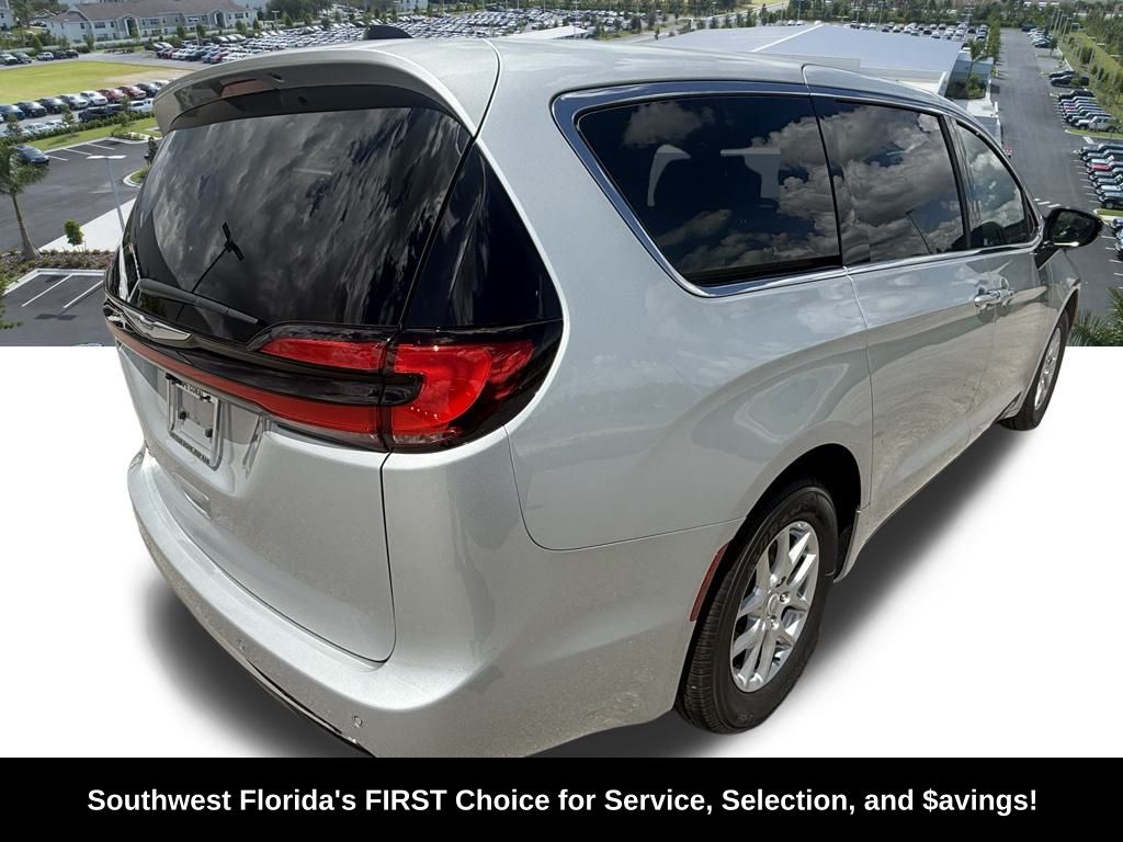 2026 Chrysler Pacifica Select Image 5 of 35