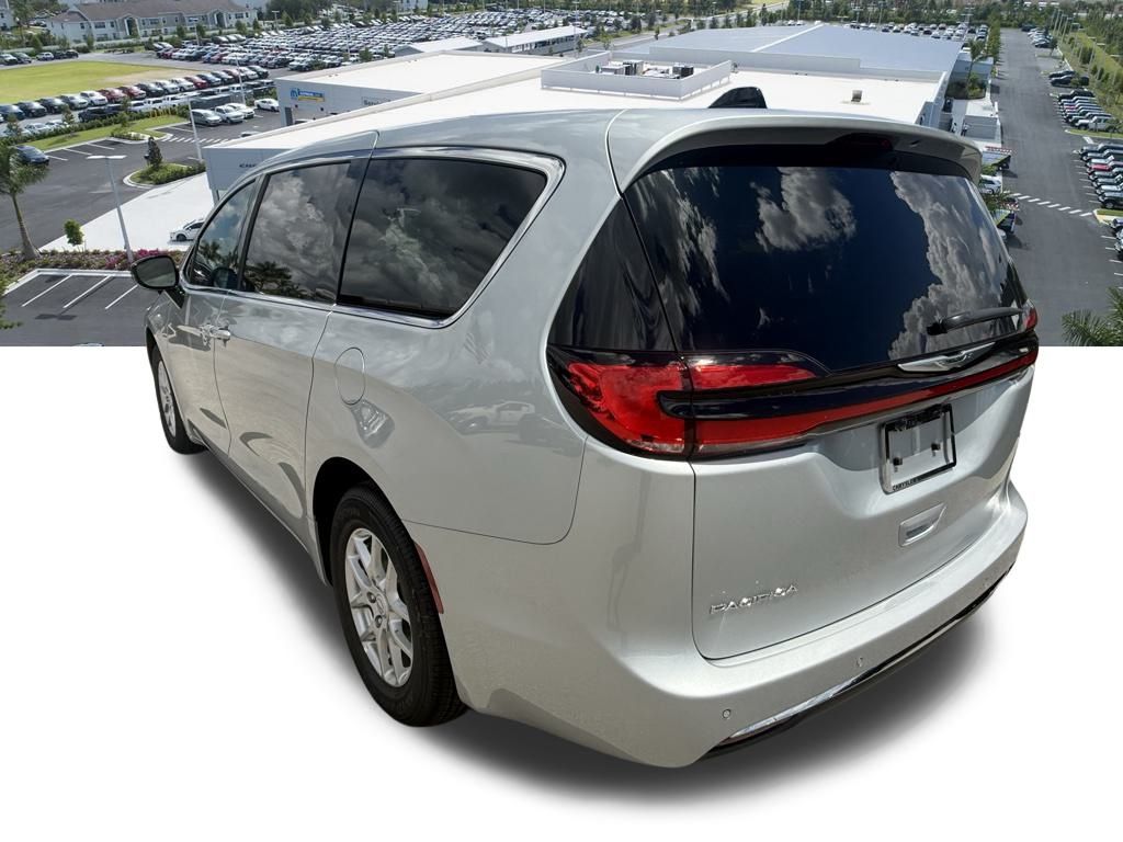 2026 Chrysler Pacifica Select Image 6 of 35