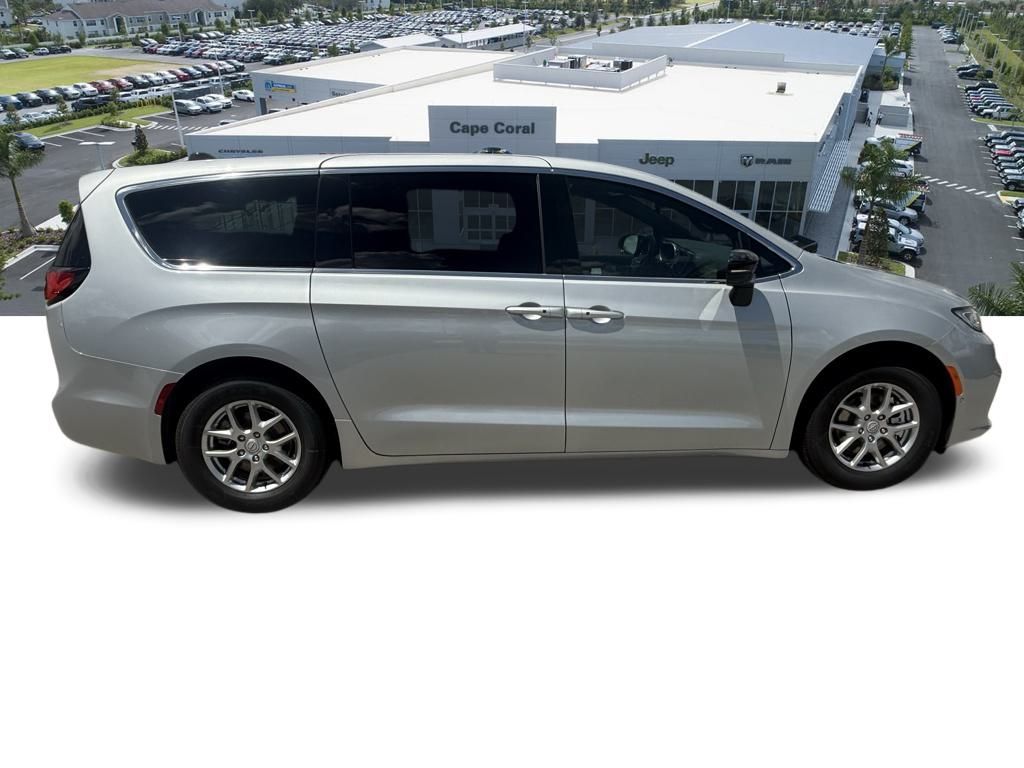 2026 Chrysler Pacifica Select Image 4 of 35