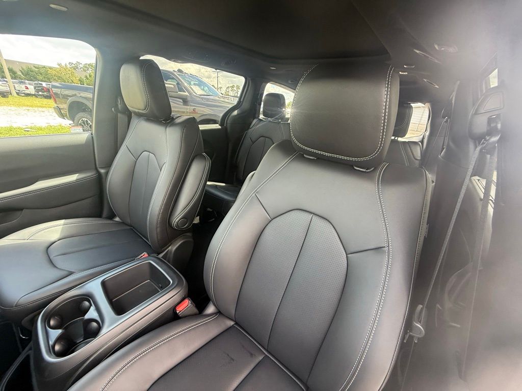 2026 Chrysler Pacifica Select Image 11 of 35