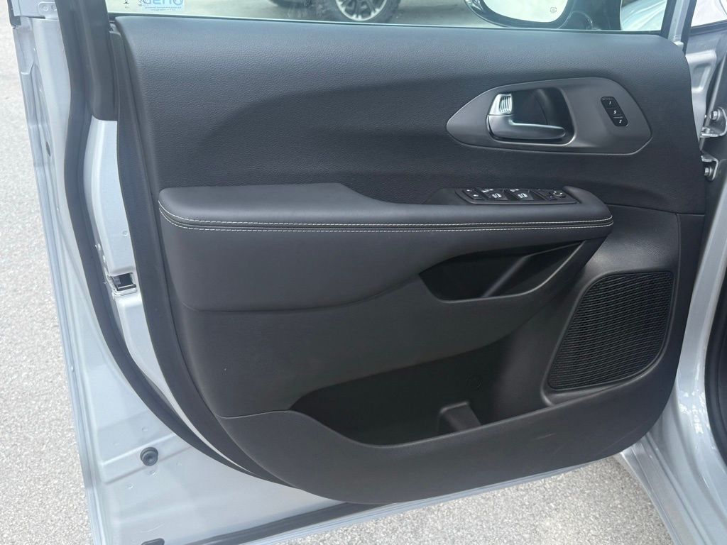 2026 Chrysler Pacifica Select Image 24 of 35