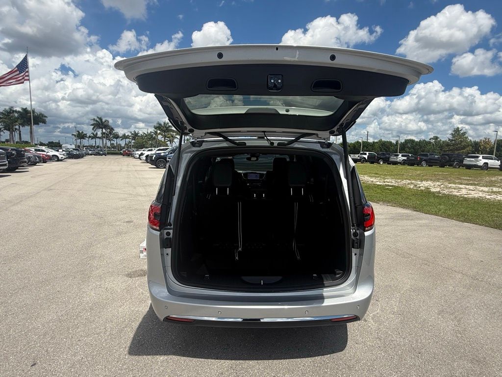 2026 Chrysler Pacifica Select Image 10 of 35