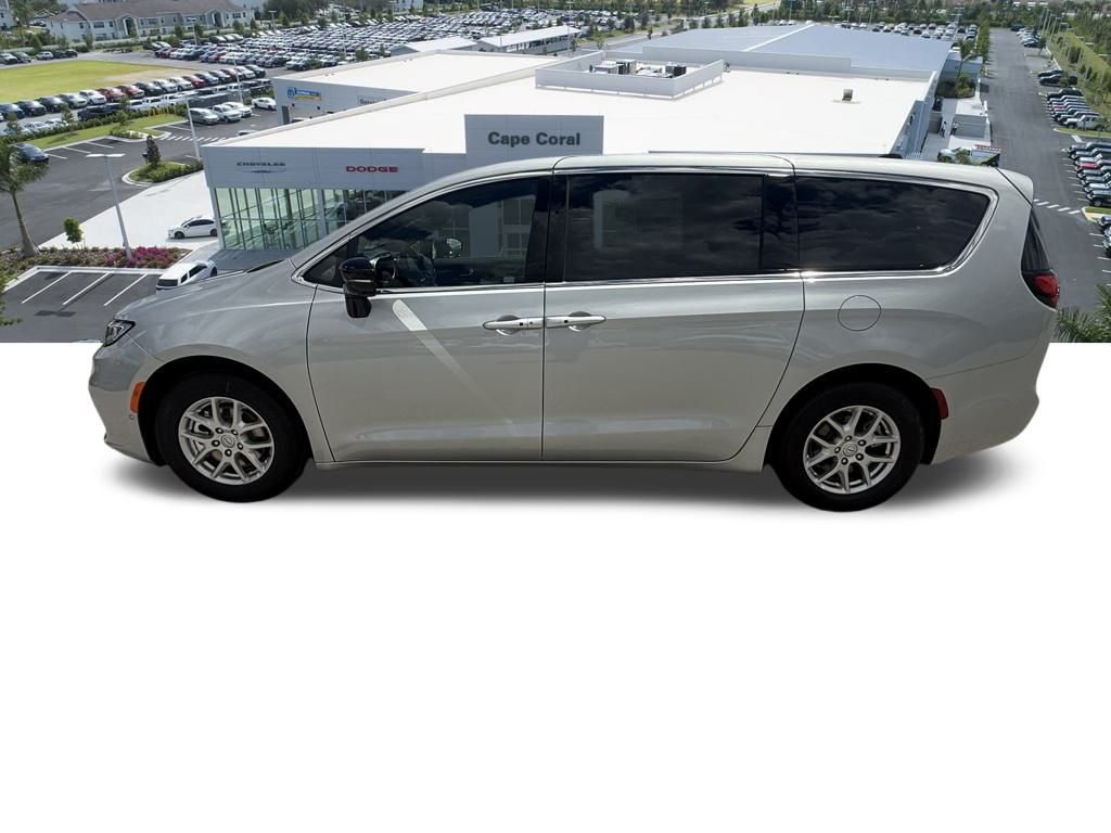 2026 Chrysler Pacifica Select Image 7 of 35