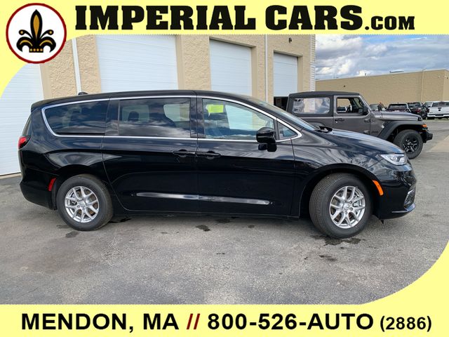 2026 Chrysler Pacifica Select Image 5 of 12