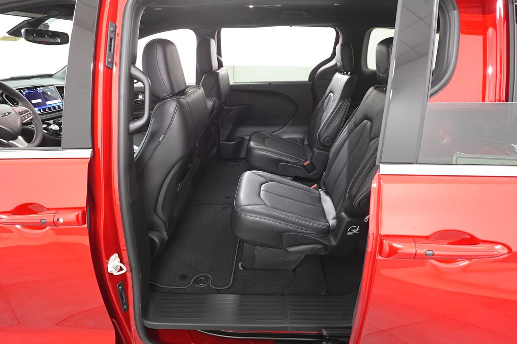 2026 Chrysler Pacifica Select Image 9 of 26
