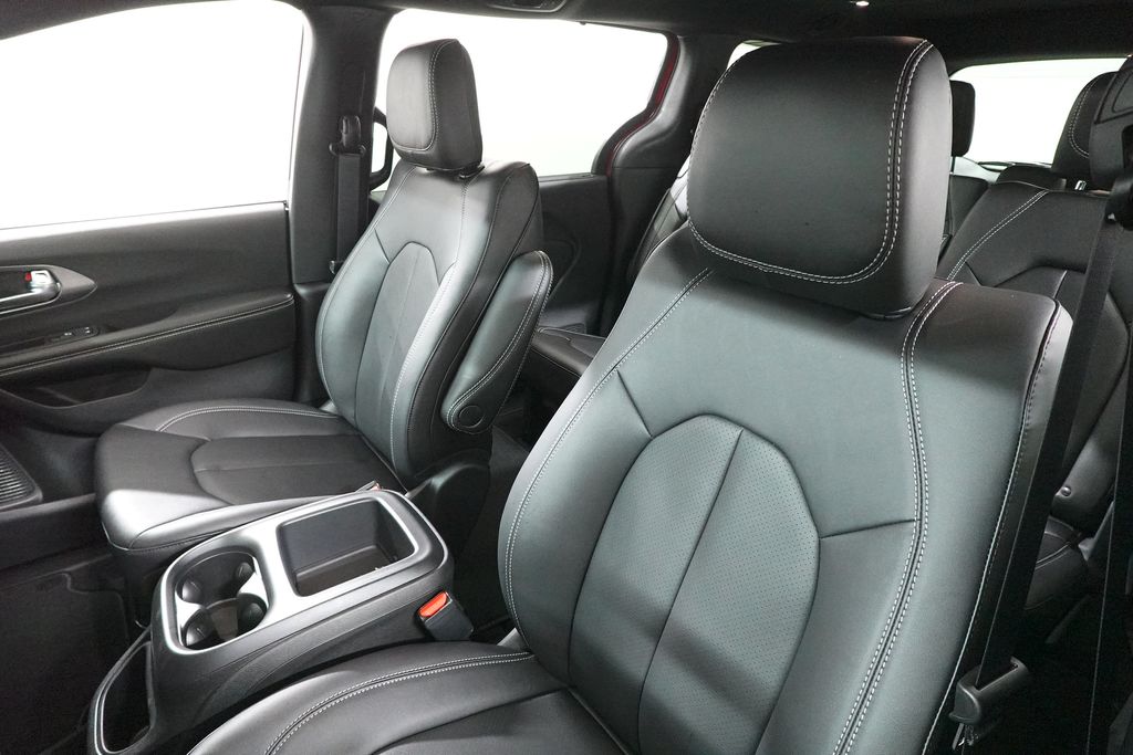 2026 Chrysler Pacifica Select Image 7 of 26