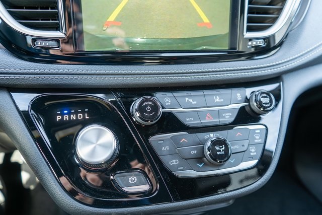 2026 Chrysler Pacifica Select Image 10 of 24