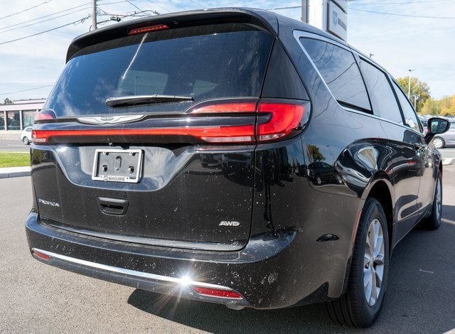 2026 Chrysler Pacifica Select Image 2 of 24