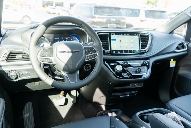 2026 Chrysler Pacifica Select Image 7 of 24