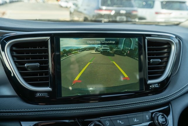 2026 Chrysler Pacifica Select Image 9 of 24