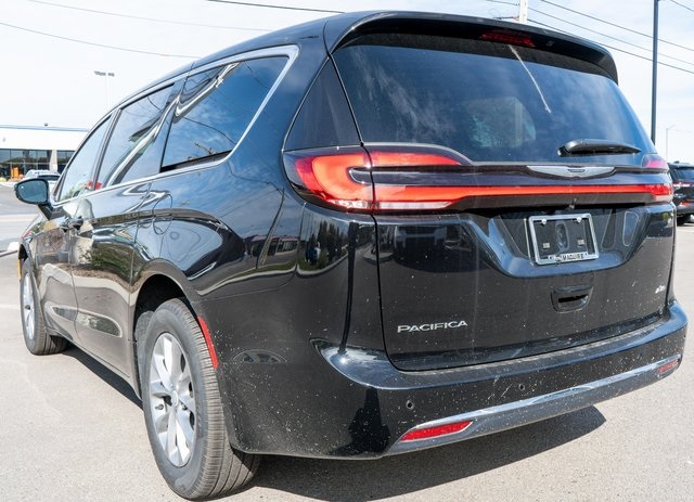 2026 Chrysler Pacifica Select Image 4 of 24