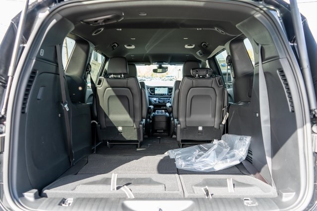 2026 Chrysler Pacifica Select Image 17 of 24