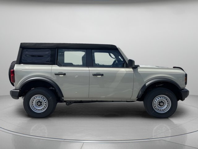 2026 Ford Bronco Base Image 2 of 31
