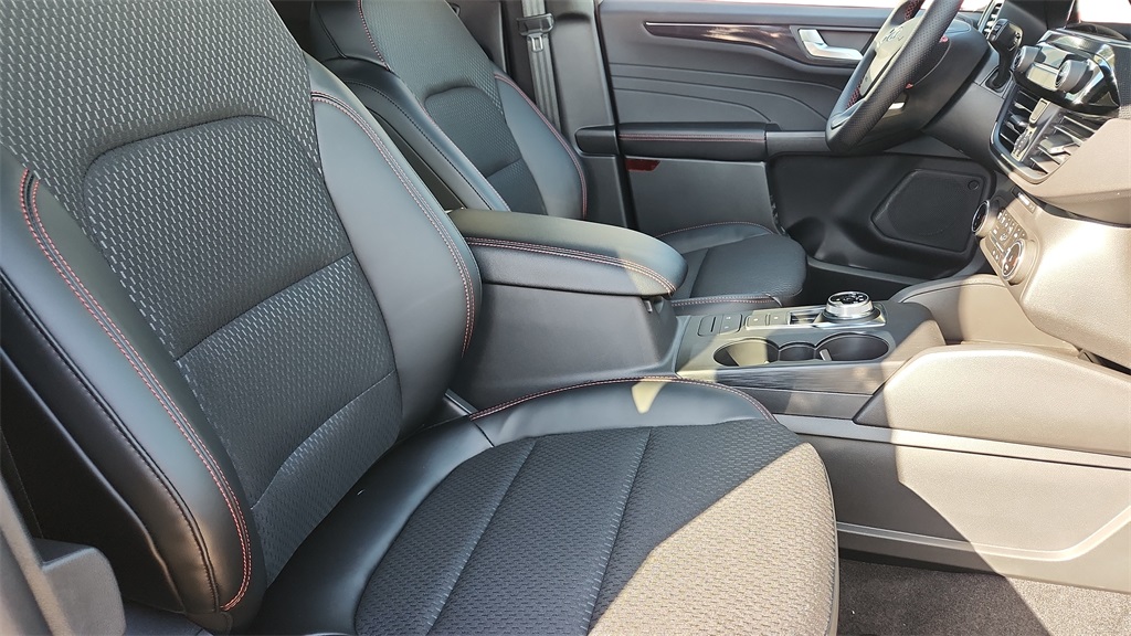 2026 Ford Escape ST-Line Image 12 of 31