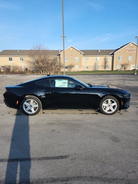 2026 Ford Mustang EcoBoost Image 4 of 32