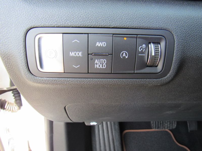Vehicle image 21 of 25