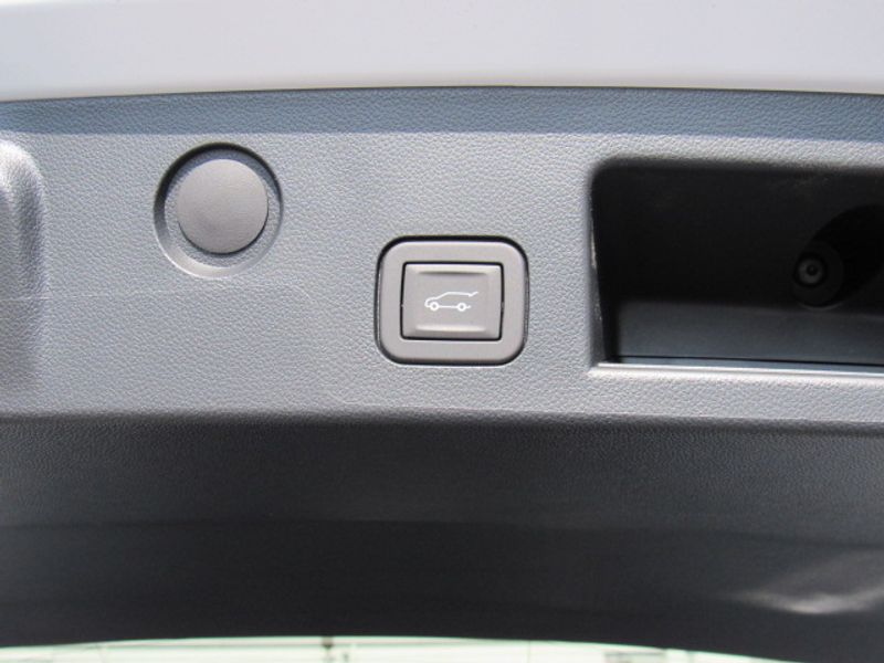 Vehicle image 22 of 25