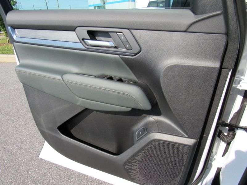 Vehicle image 19 of 25