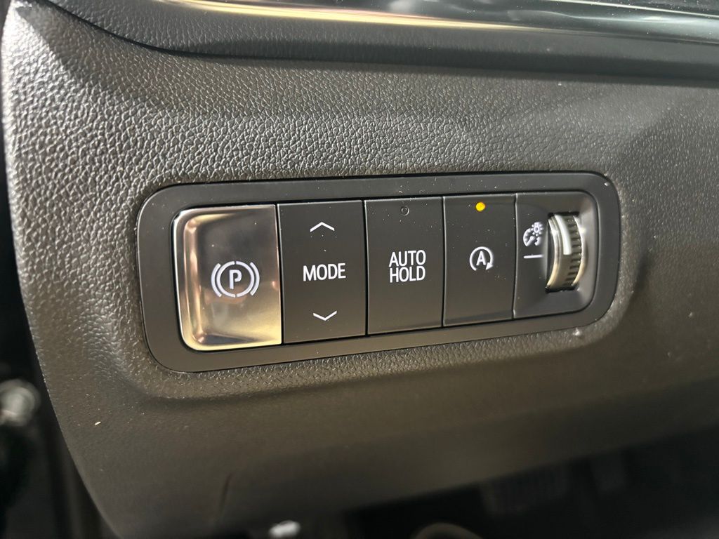 Vehicle image 26 of 39