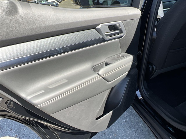 Vehicle image 23 of 27