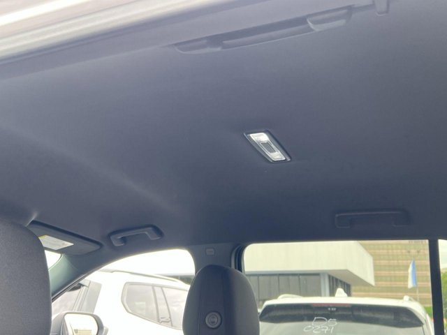 Vehicle image 15 of 21