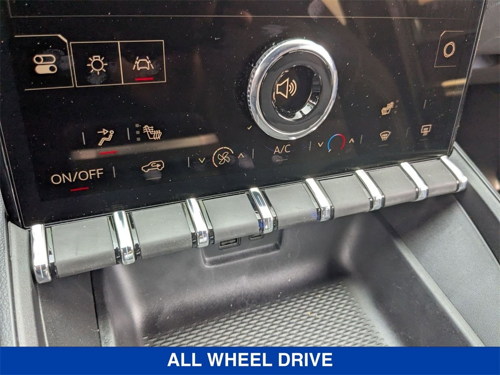 Vehicle image 33 of 36