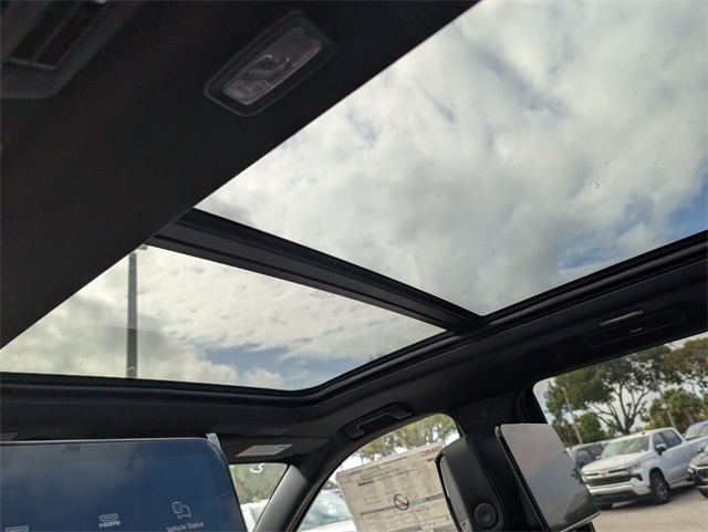 2026 GMC Yukon AT4 Ultimate Image 10 of 23