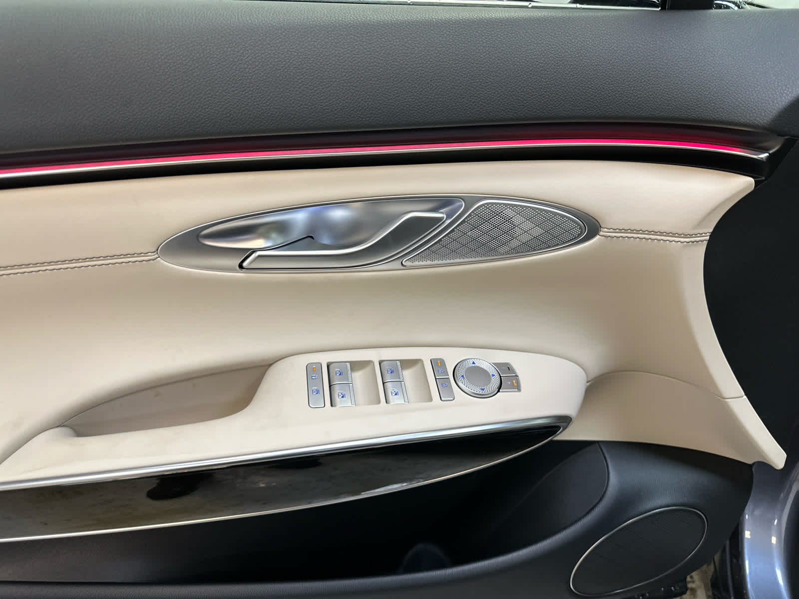 Vehicle image 11 of 19