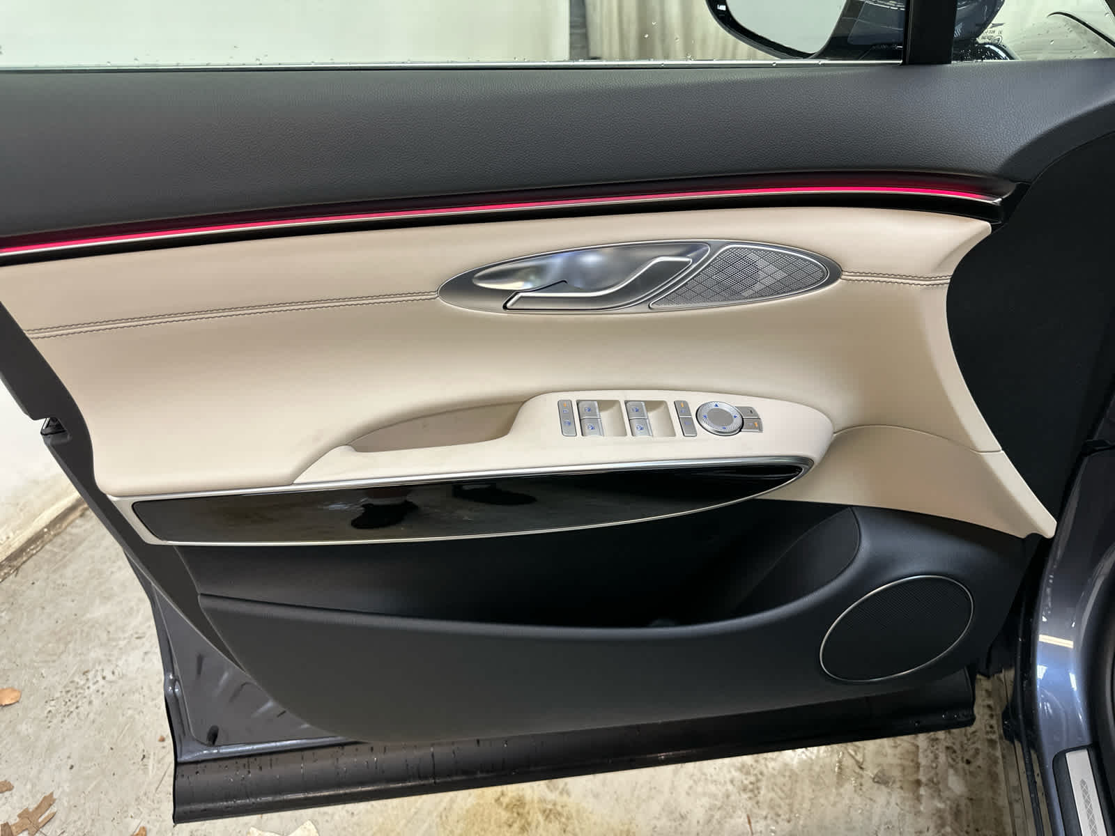 Vehicle image 10 of 19