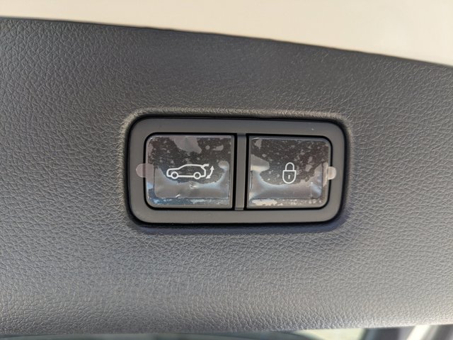Vehicle image 27 of 32