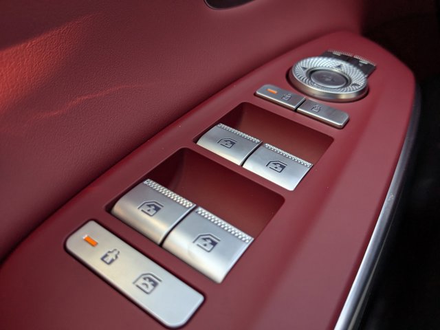 Vehicle image 23 of 32
