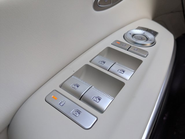 Vehicle image 21 of 30
