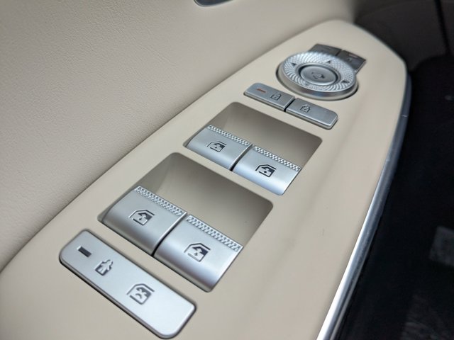 Vehicle image 25 of 31