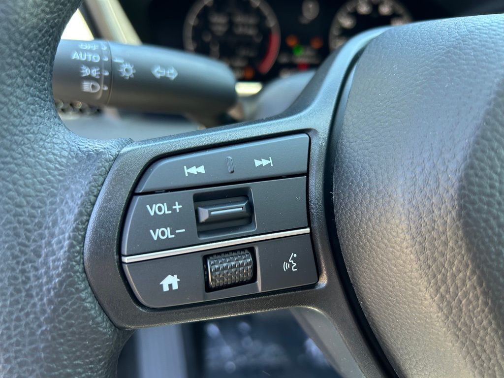 Vehicle image 27 of 30