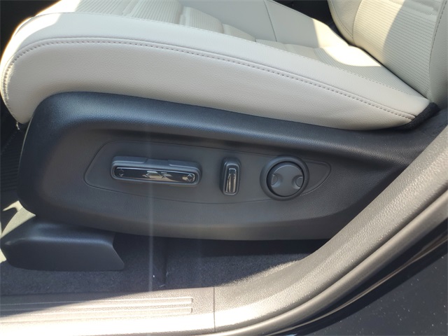 Vehicle image 25 of 30