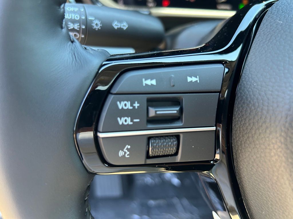 Vehicle image 27 of 29