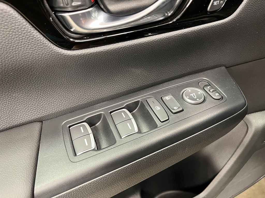 Vehicle image 26 of 28