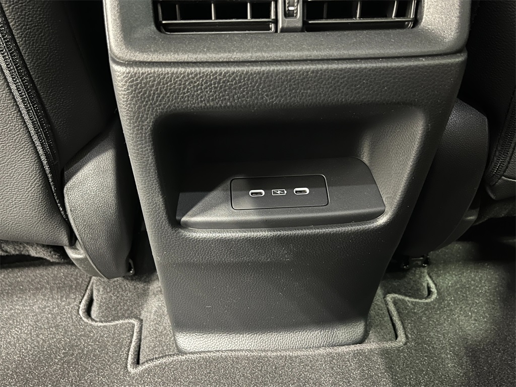 Vehicle image 21 of 28