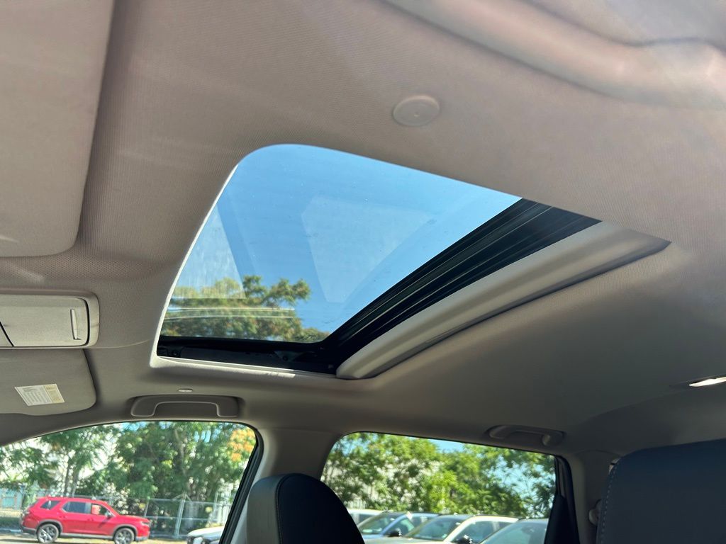Vehicle image 21 of 29