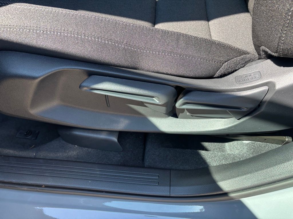 Vehicle image 24 of 27